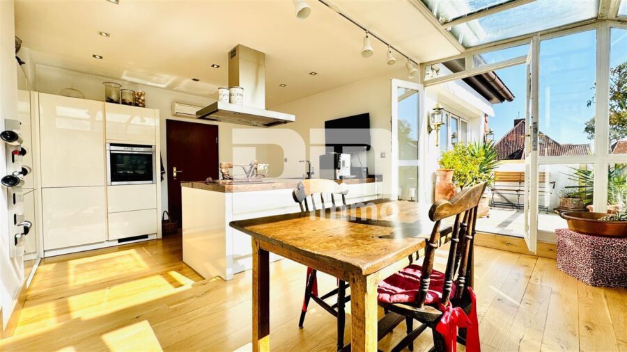 Hochwertige 5-Zi Wohnung in Traumlage mit Balkon in gepflegter Jugendstil-Villa + Panoramablick - Küche / Luxus Einbauküche / Zugang Balkon